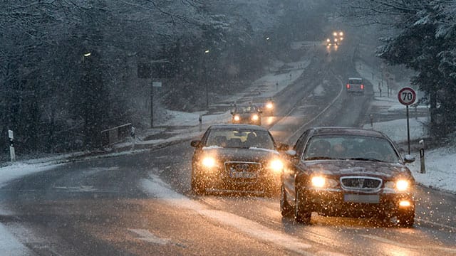 In großen Teilen Deutschlands sind Glatteis und Schnee möglich, wie die UWZ-Karte zeigt.