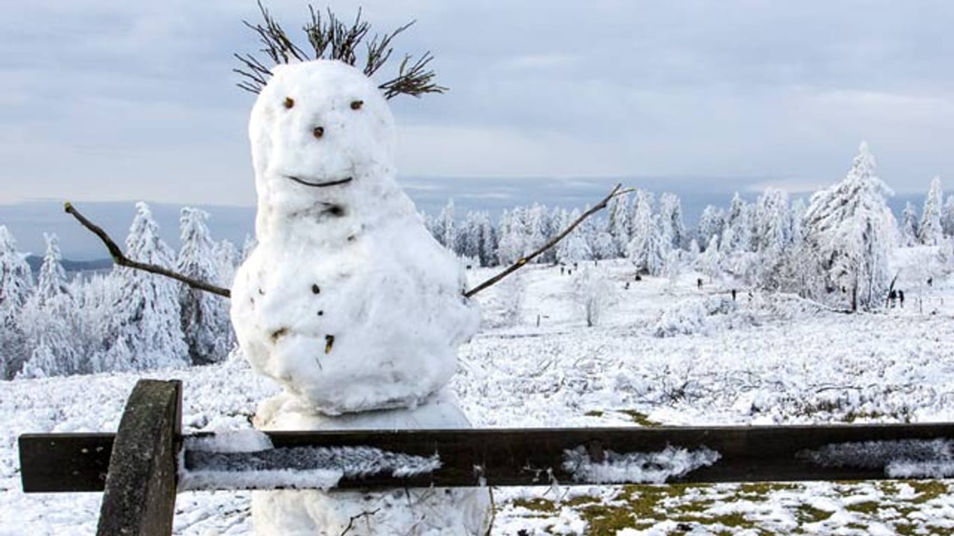 In den Mittelgebirgen bleibt der Schnee - wie hier im Sauerland - überall liegen.