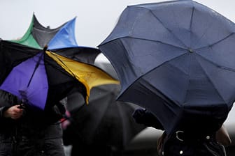 Der Regenschirm sollte am Wochenende ihr ständiger Begleiter sein. Aber aufpassen, dass er nicht verweht wird!