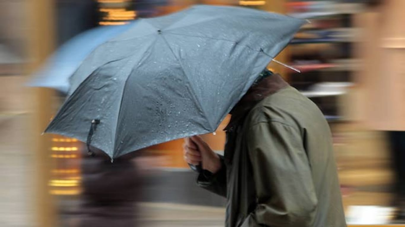 Nasskaltes Schauerwetter: Ohne Schirm geht auch in den nächsten Tagen nichts mehr.