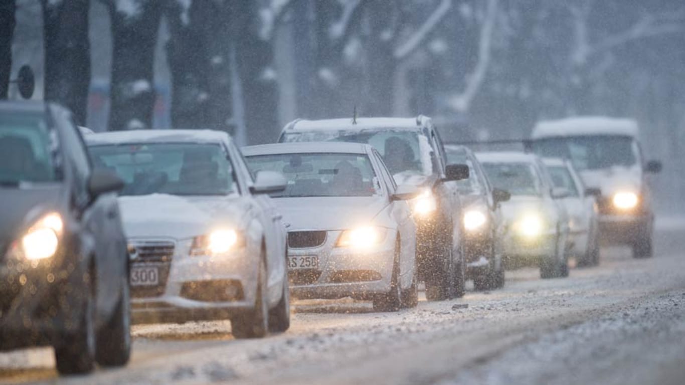 In Bayern kann der Schnee am Dienstagmorgen den Verkehr behindern.