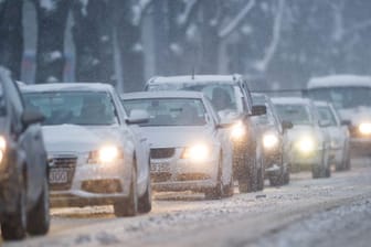 In Bayern kann der Schnee am Dienstagmorgen den Verkehr behindern.