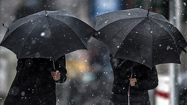 Warmer Mantel und Regenschirm - das Wetter ist momentan nicht gerade frühlingshaft.