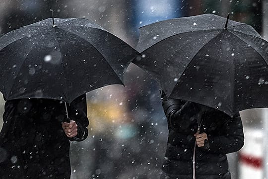 Warmer Mantel und Regenschirm - das Wetter ist momentan nicht gerade frühlingshaft.