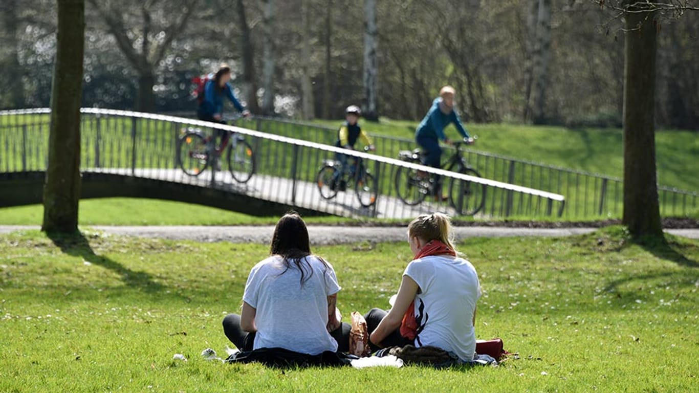 In Teilen des Landes herrschen am Sonntag echte T-Shirt-Temperaturen.