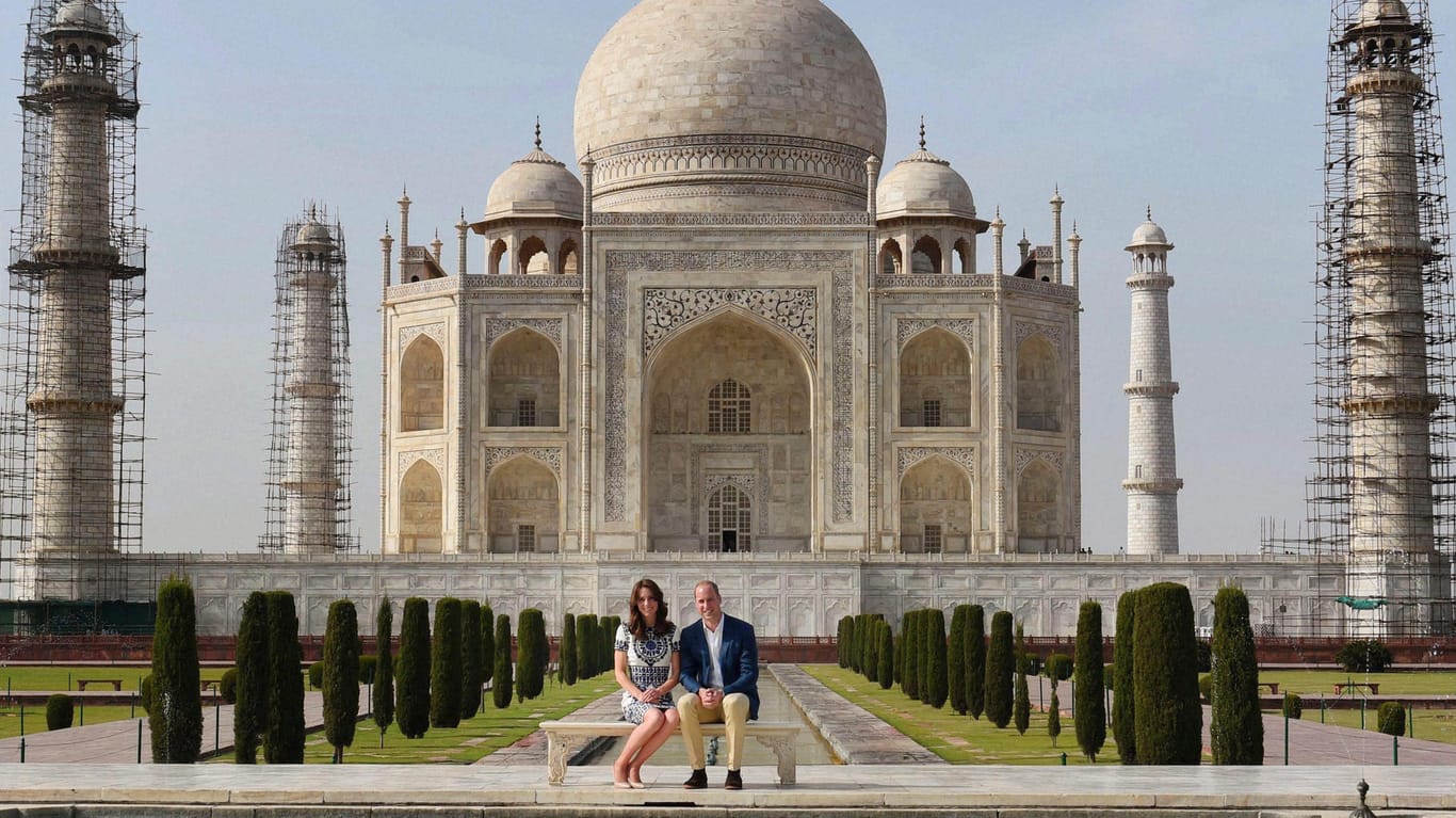 Prinz William und Herzogin Kate vor dem Taj Mahal.