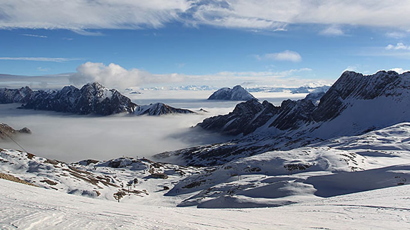 Berggipfel ragen vom Skigebiet der Zugspitze bei Grainau aus dem Nebel.