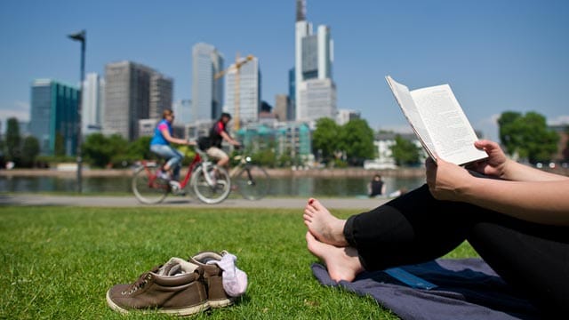 Sonne tanken am Frankfurter Mainufer: Vor allem das Rhein-Main-Gebiet darf sich auf sommerliche Verhältnisse freuen.