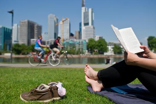 Sonne tanken am Frankfurter Mainufer: Vor allem das Rhein-Main-Gebiet darf sich auf sommerliche Verhältnisse freuen.