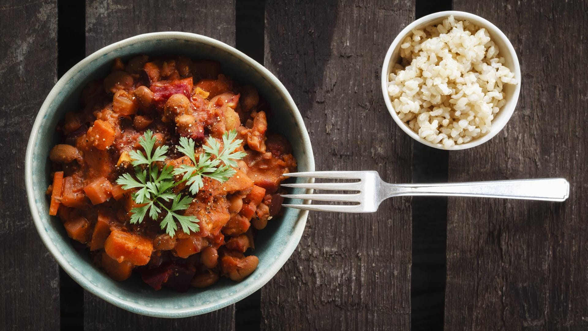 Veganes Chili: Chili sin carne können Sie nach Belieben um weitere Zutaten wie Süßkartoffeln erweitern.