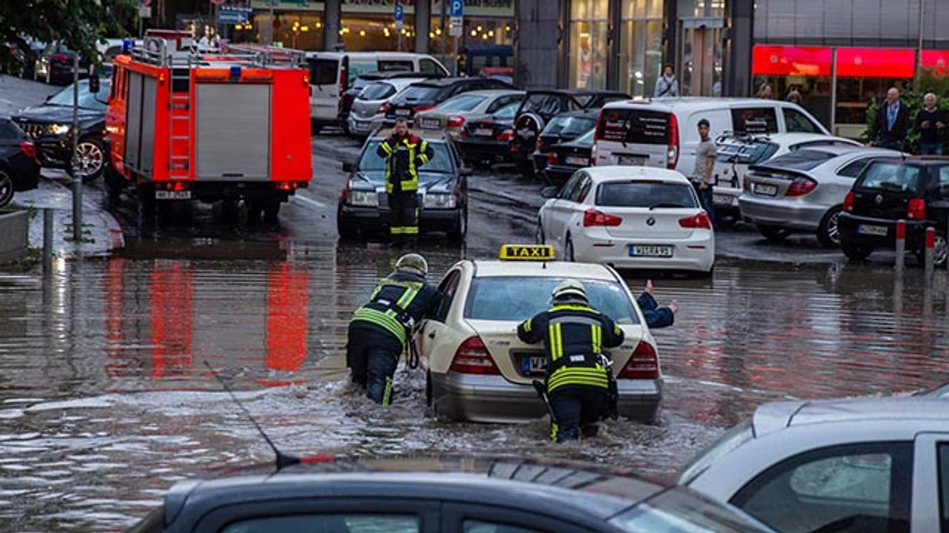 In Wiesbaden hatte ein schweres Unwetter bereits am Freitag die Straßen überschwemmt und viele Keller volllaufen lassen.