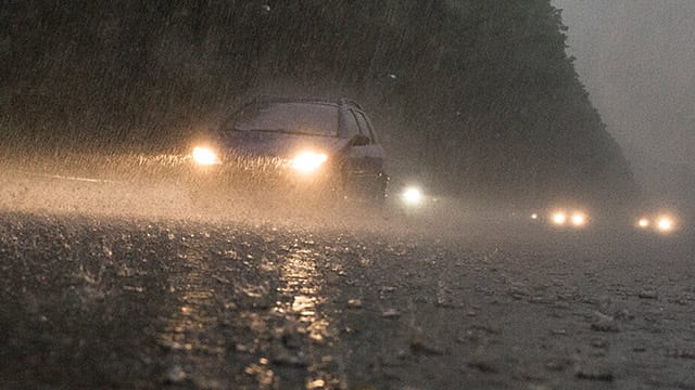 Das Wetter bleibt bis zum Wochenende nass und bringt immer wieder Gewitter mit Hagel und Starkregen.