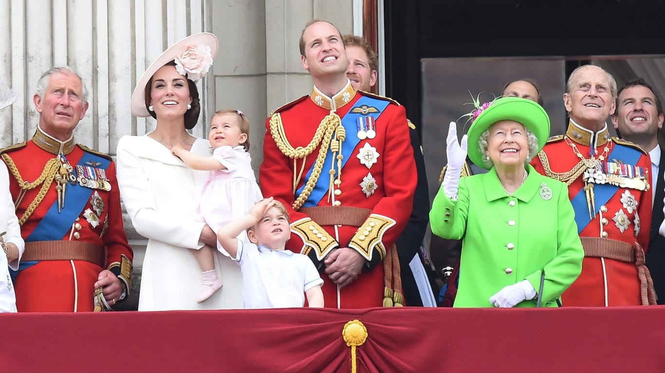 Die königliche Familie auf dem Balkon des Buckingham Palastes während der Parade "Trooping the Colour" zu Ehren des 90. Geburtstages der Queen.