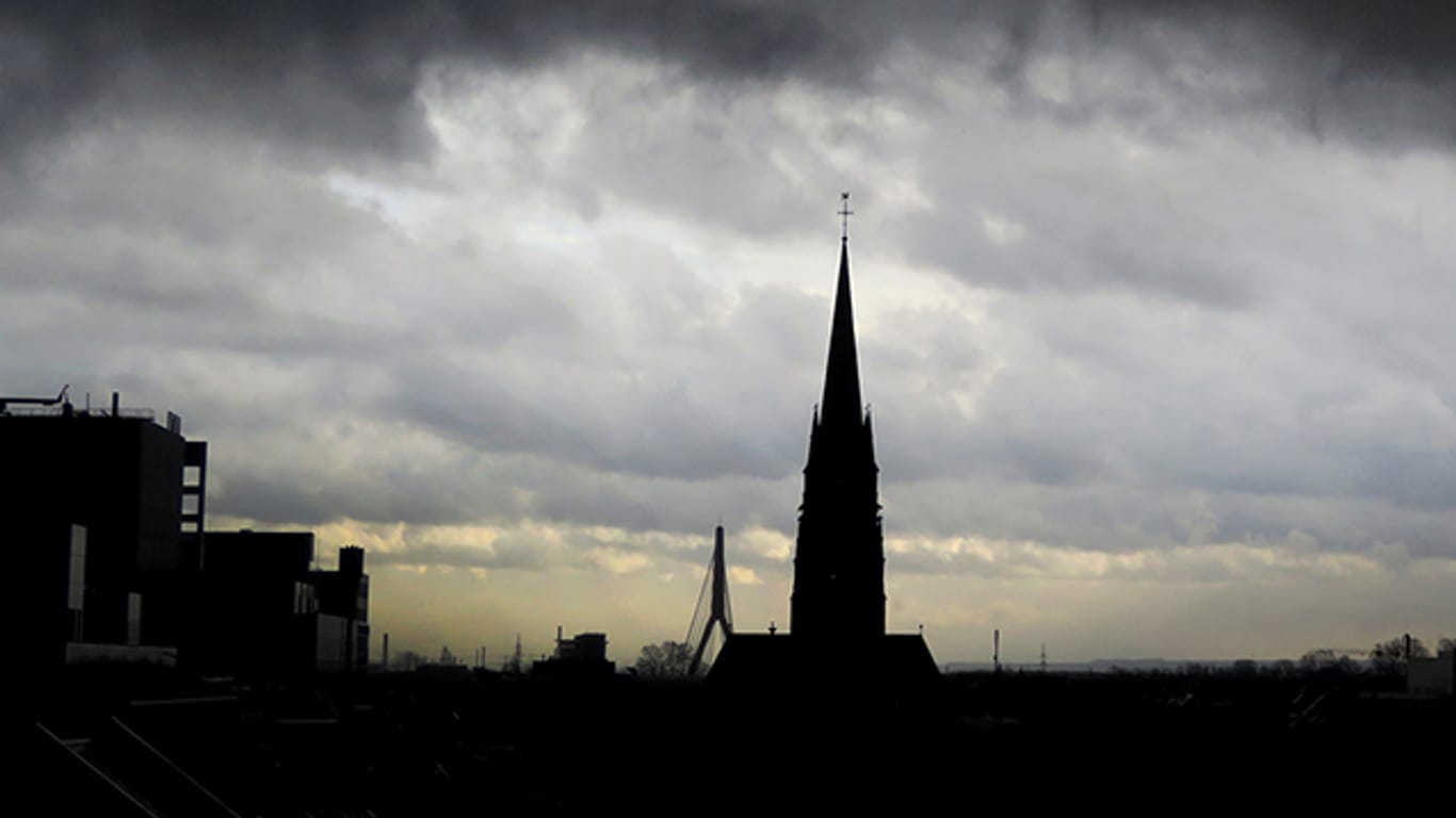 Dunkle Regenwolken über Düsseldorf: Ab Donnerstag wird ein neues Tief Deutschland erreichen.