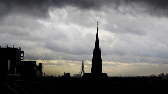 Dunkle Regenwolken über Düsseldorf: Ab Donnerstag wird ein neues Tief Deutschland erreichen.