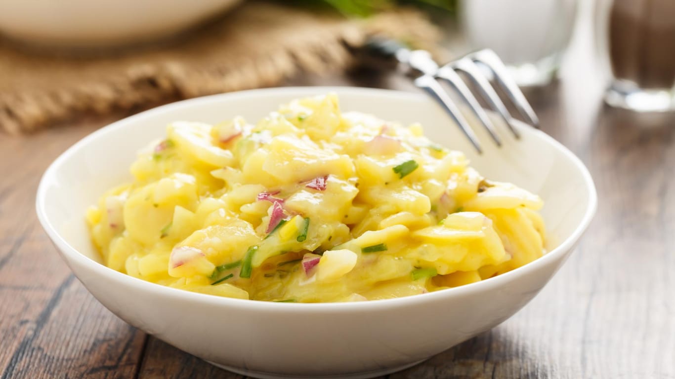 Kartoffelsalat: Die Süddeutschen verwenden für das Salatdressing gerne Brühe.