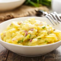 Kartoffelsalat: Die Süddeutschen verwenden für das Salatdressing gerne Brühe.