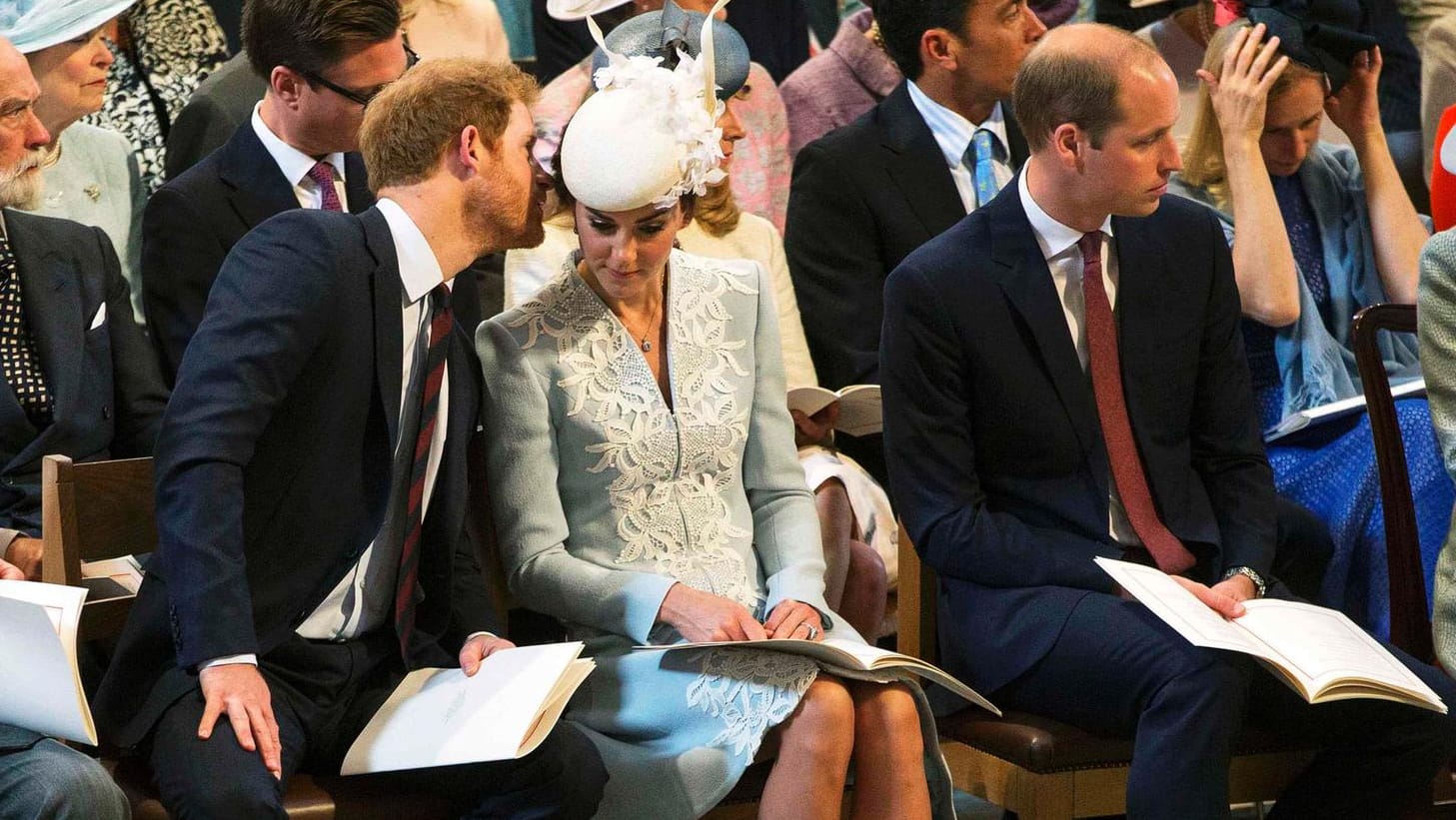 Auch bei einem Gottesdienst im Rahmen der Geburtstagsfeierlichkeiten tuschelten Harry und Kate miteinander.