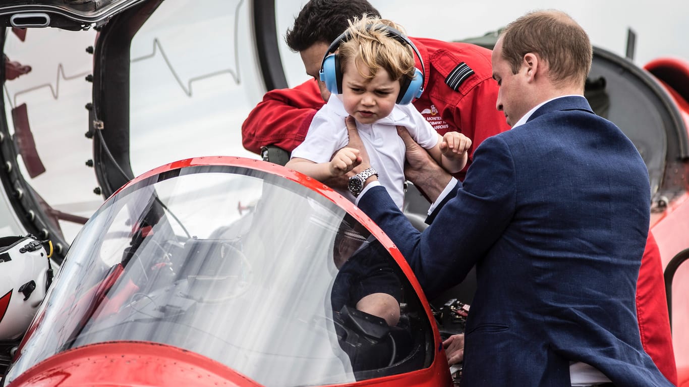Prinz George mit Papa Prinz William bei der Flugschau Royal International Air Tattoo.Prinz George mit Papa Prinz William bei der Flugschau "Royal International Air Tattoo".
