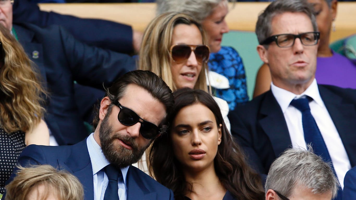 Bradley Cooper vorne mit seiner Freundin Irina Shayk, dahinter Hugh Grant und seine Freundin Anna Eberstein.