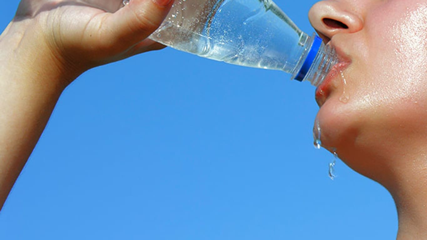 Während der Hitze ist es wichtig, viel Wasser zu trinken.