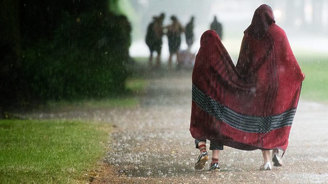 Vor allem im Osten muss am Mittwoch erneut mit Starkregen und teilweise heftigen Gewittern gerechnet werden. Vor allem im Osten muss am Mittwoch erneut mit Starkregen und teilweise heftigen Gewittern gerechnet werden.