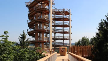 Der 42 Meter hohe Aussichtsturm des neuen Baumwipfelpfads an der Saarschleife bietet tolle Ausblicke.