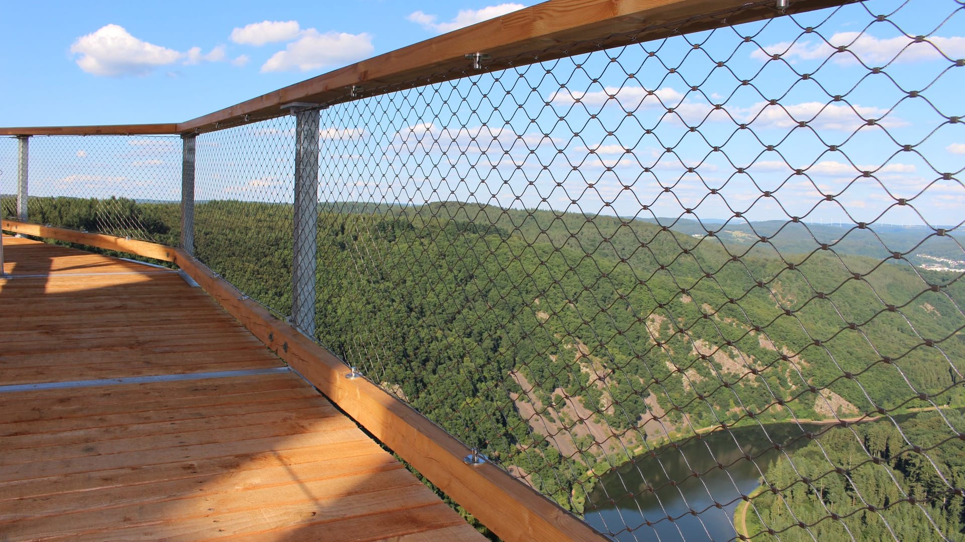 Von Pfad und Aussichtsturm hat man einen tollen Blick über die Saarschleife, den Naturpark Saar-Hunsrück und an klaren Tagen bis zu den Vogesen.