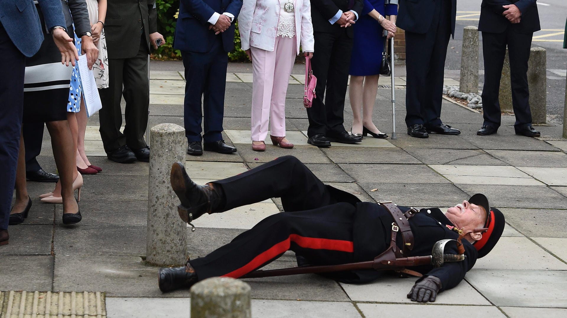 Jonathan Douglas-Hughes, Vice Lord-Lieutenant of Essex, stolperte beim Rückwärtsgehen.