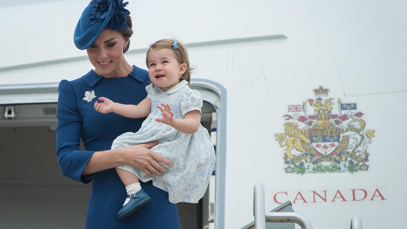 Herzogin Kate hält Prinzessin Charlotte, für die der Trip nach Kanada die erste Auslandsreise ist, fest im Arm.