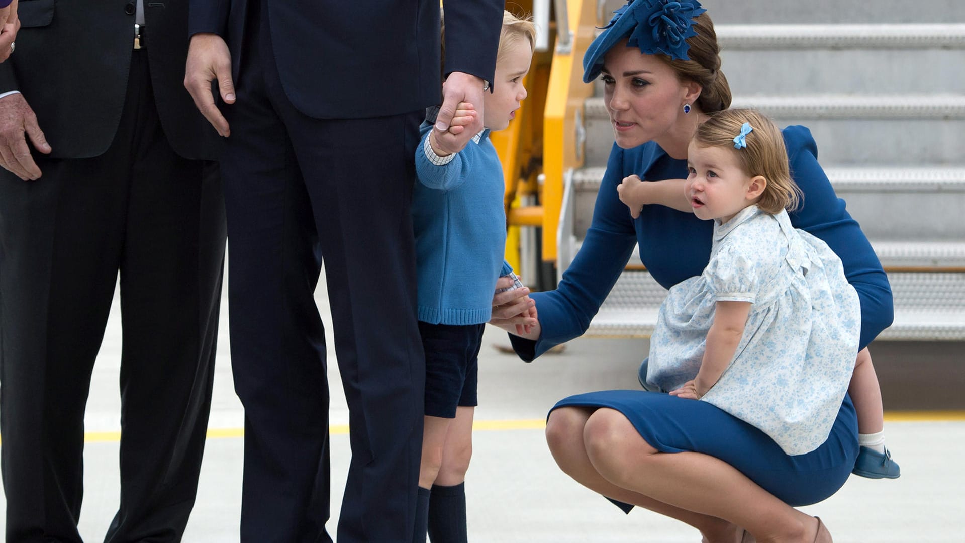 Auf Augenhöhe mit dem Söhnchen: Kate geht, mit Charlotte auf dem Arm, vor George in die Knie.