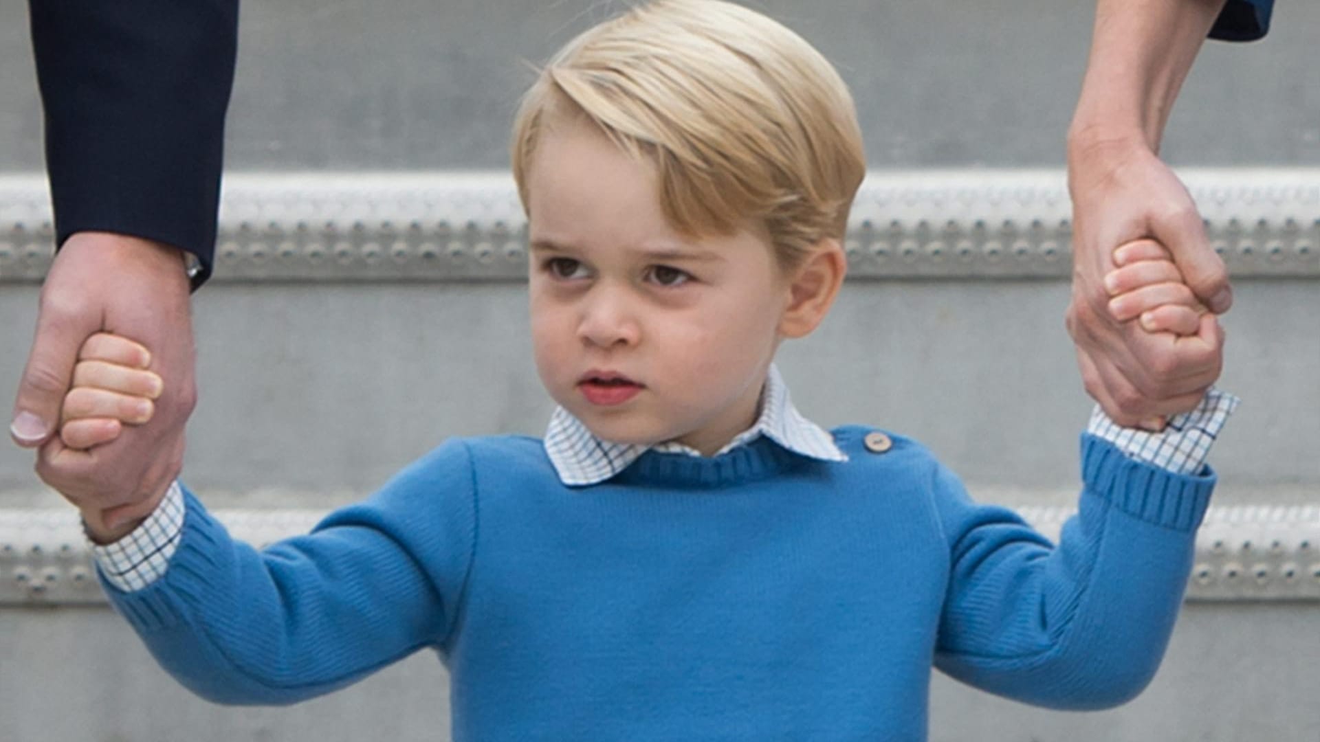 Prinz George verlässt am Flughafen von Victoria zwischen seinen Eltern die Gangway des Flugzeugs.