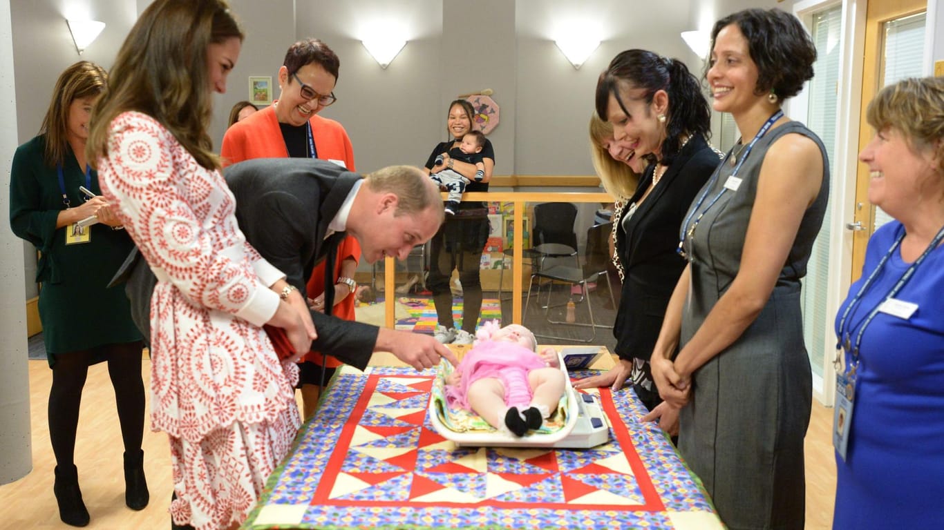 Prinz William kann auch gut mit fremden Kindern - hier kitzelt er im Hilfszentrum Sheway ein Baby.