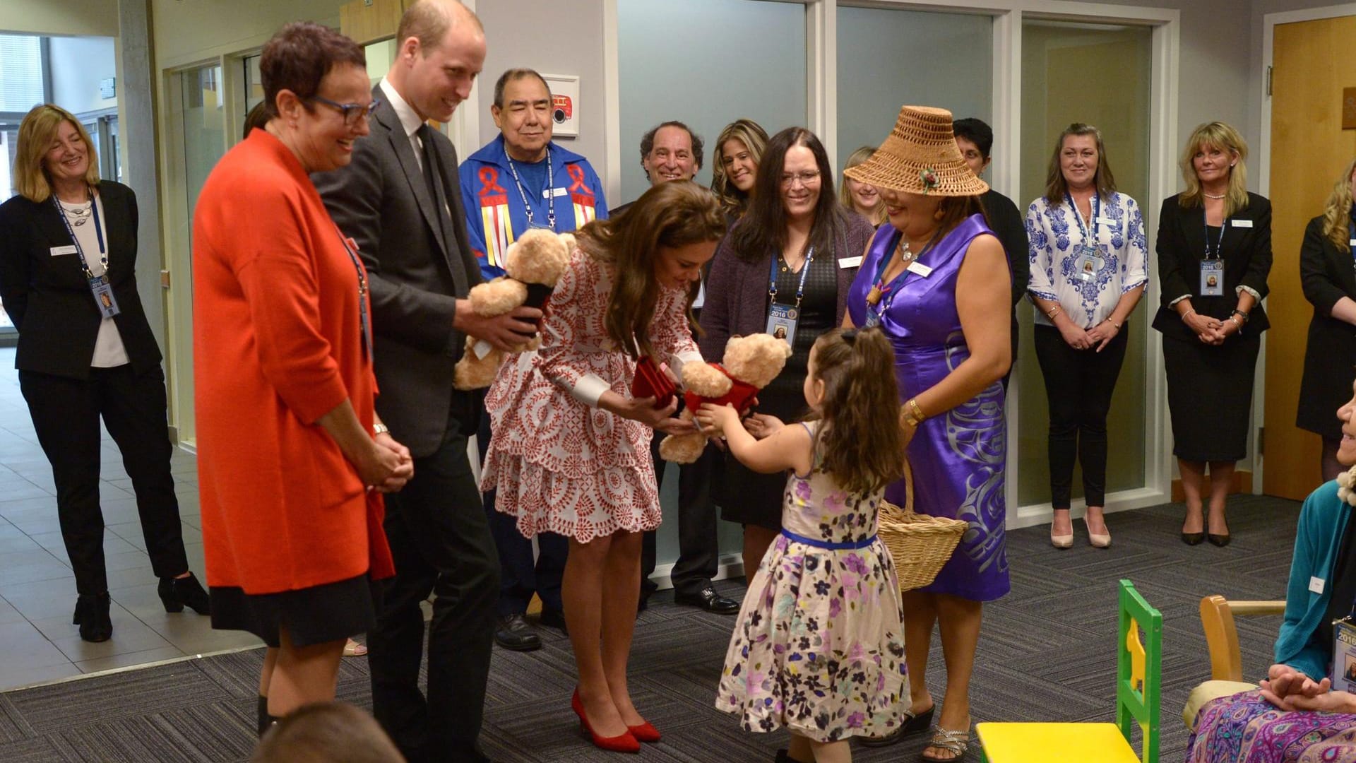 Ein Teddybär für Charlotte und George? William und Kate bekommen Geschenke.