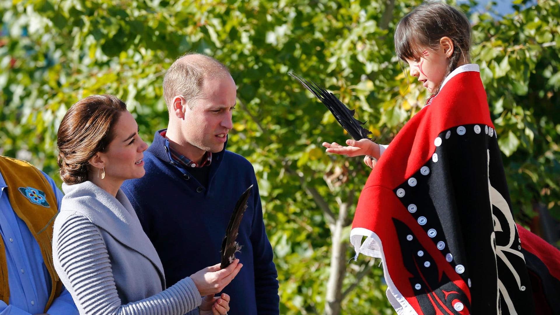 Kate und William bei der Willkomens-Zeremonie in Carcross/Yukon. Junge indianische Tänzer begeisterten das Paar. Ein Mädchen überreichte der Herzogin anschließend Adlerfedern.