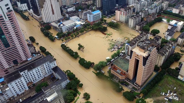 Nach Taifun "Megi": In der südostchinesischen Stadt Fuzhou steht das Wasser.