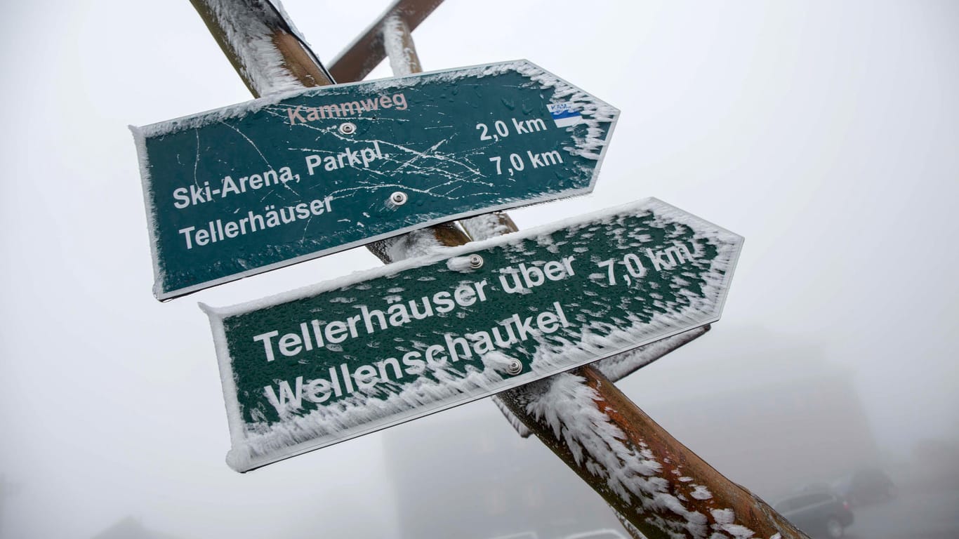 Am Fichtelberg in Oberwiesenthal ist am Mittwoch erstmals in diesem Herbst Schnee gefallen.