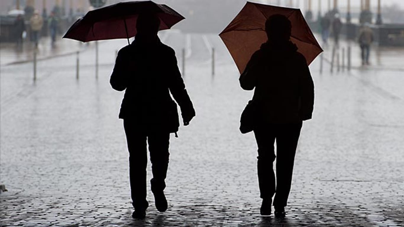 Verregneter Tag in Dresden: Auch am Wochenende müssen sich Menschen im Osten auf Wolken und häufigen Niederschlag einstellen.