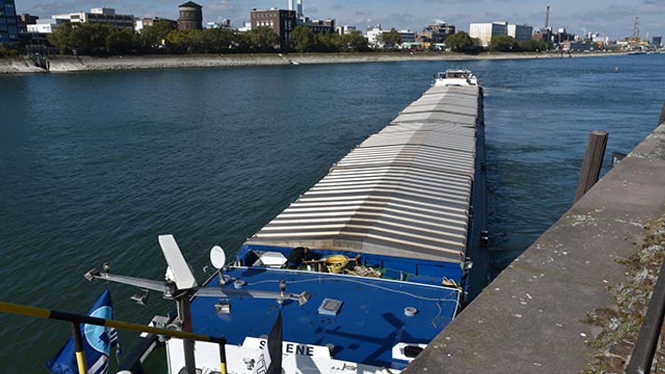 Ein Frachter ist auf dem Rhein bei Mannheim festgefahren, aufgenommen am 13.10.2016.