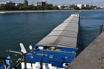 Ein Frachter ist auf dem Rhein bei Mannheim festgefahren, aufgenommen am 13.10.2016.