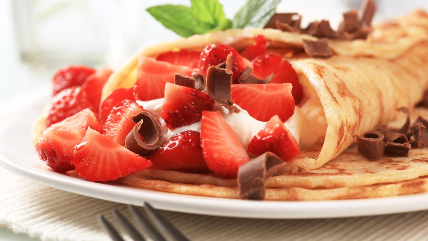 Eierkuchen mit Erdbeeren und Schokolade: Wie gesund ein Pfannkuchen am Ende ist, hängt immer von der Füllung ab.