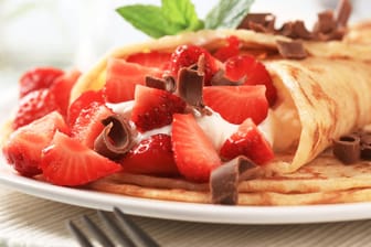 Eierkuchen mit Erdbeeren und Schokolade: Wie gesund ein Pfannkuchen am Ende ist, hängt immer von der Füllung ab.