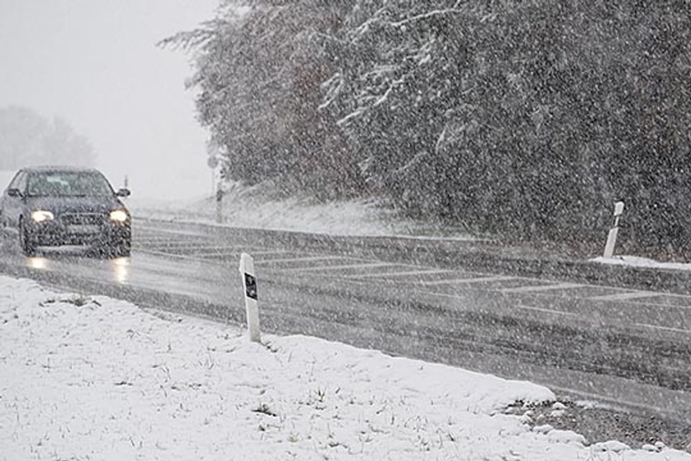 Bereits am Wochenende fiel zum Teil Schnee - wie hier auf einer Landstraße bei Wolfratshausen in Bayern.