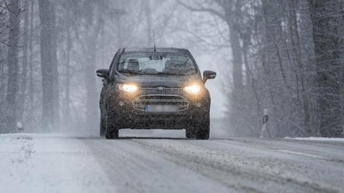Schnee und Glätte machen den Autofahrern das Leben schwer.