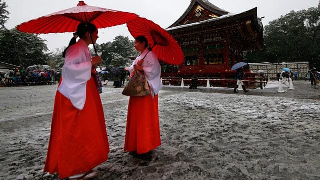 Ungewöhnlich früher Schneefall überrascht Tokio.