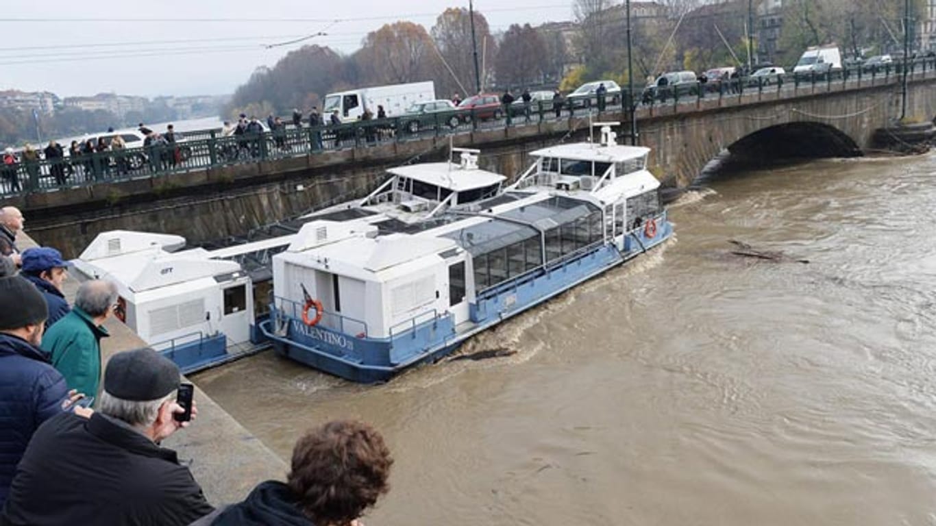 Hochwasser. Zwei Touristenboote kollidieren an der "Gran Madre"-Brücke in Turin, Piemont.