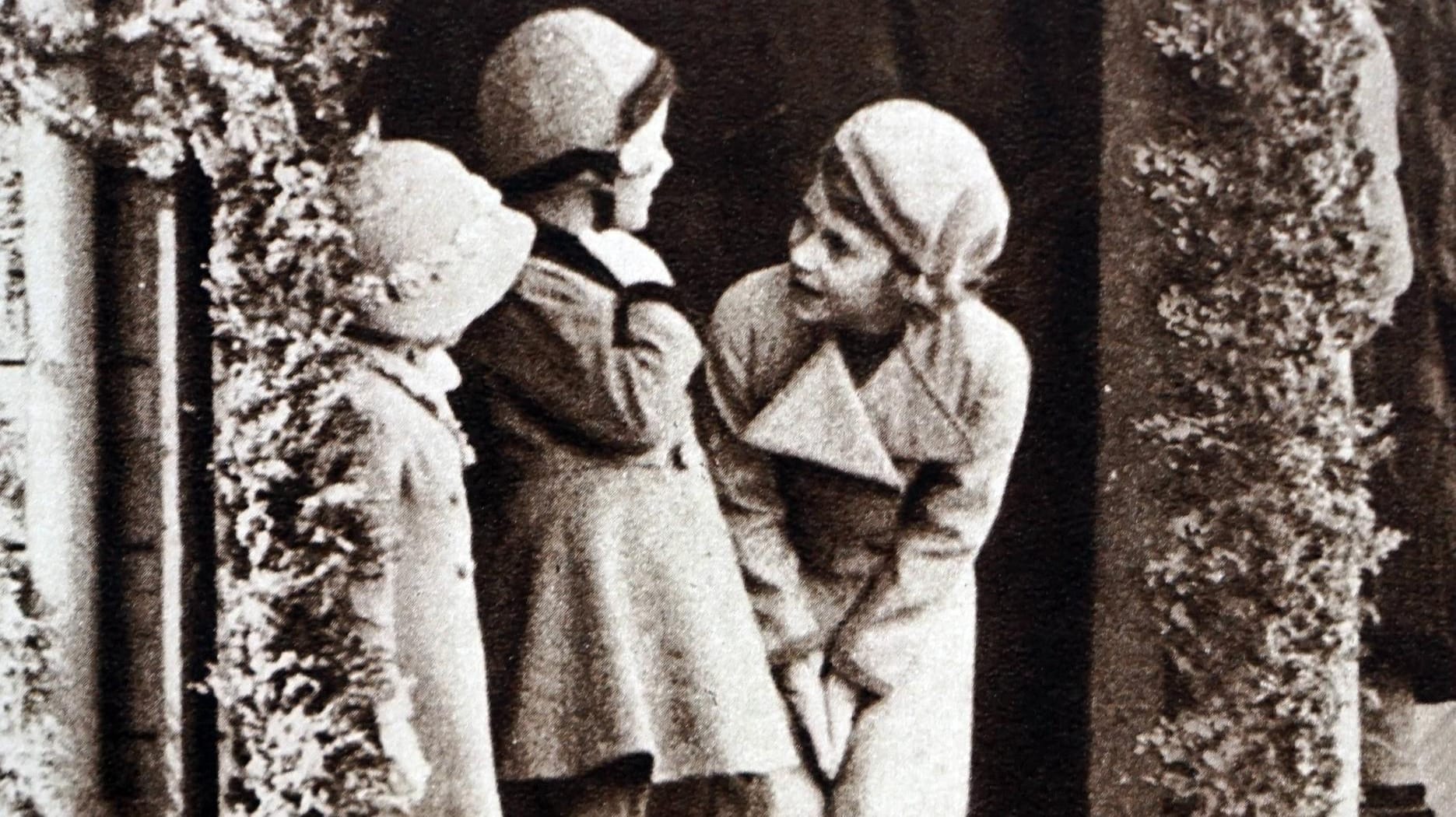 Prinzessin Elizabeth, Prinzessin Margaret und ihre Cousine Margaret Elphinstone (Margaret Rhodes) bei der Royal Highland Society im Princess Royal Park.