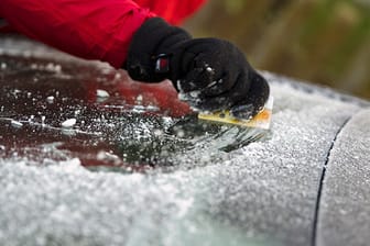 Bei Autofahrern ist am Wochenende Eiskratzen angesagt.