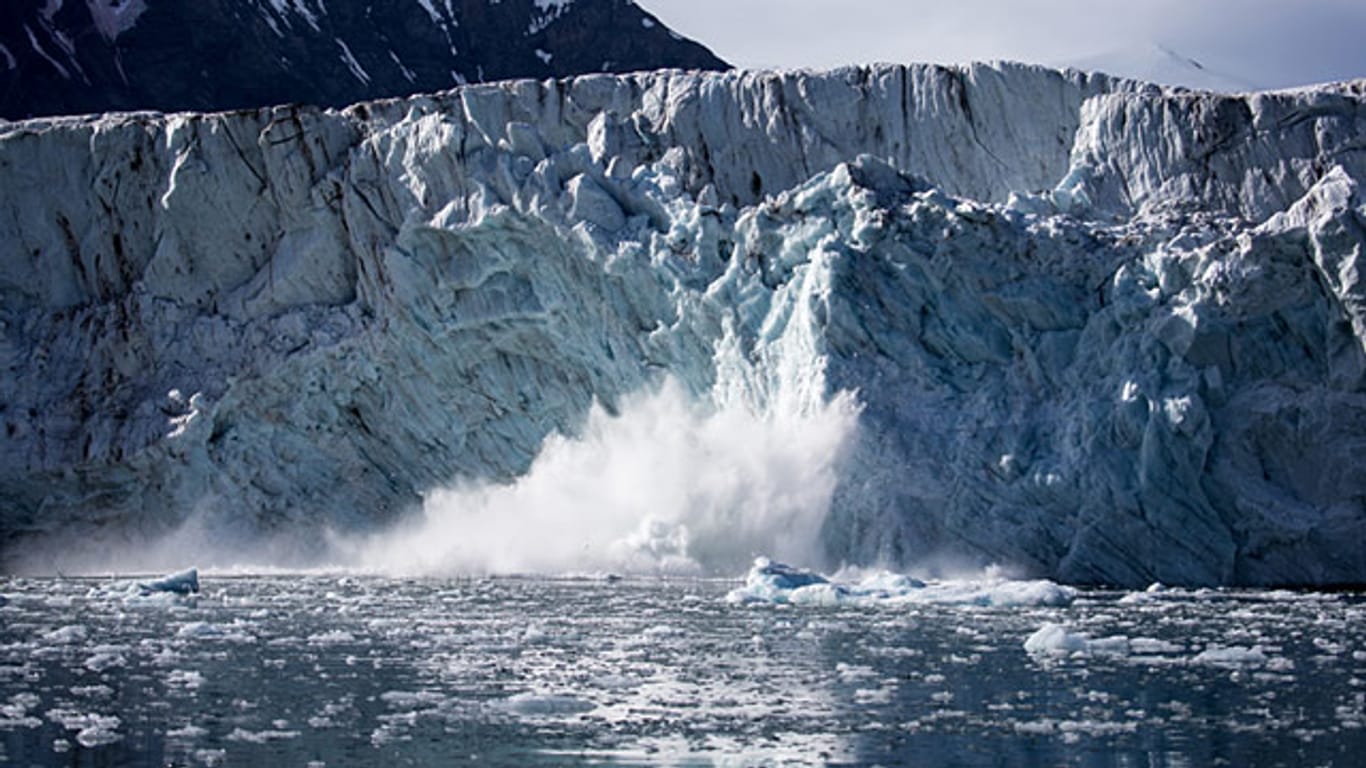 Infolge der Klimaerwärmung schmelzen zunehmend Gletscher und Landeismassen.