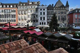 In Aachen kann man bei Sonne und milden Temperaturen auf den Weihnachtsmarkt.